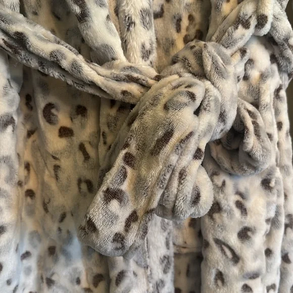 White 🐆 Robe - Picture 4 of 6